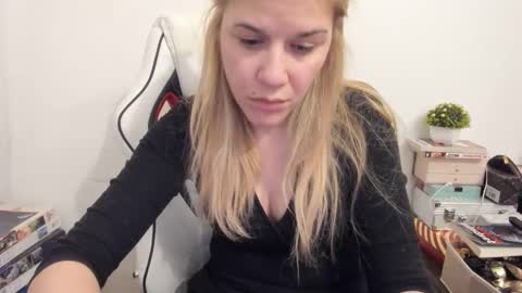 Snapshot of artsyandcraftsy_ chatting on 02.12.25 MIA online show from 02.12.25