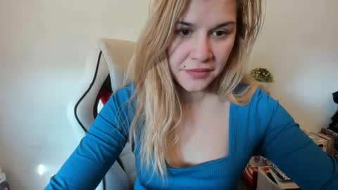 Snapshot of artsyandcraftsy_ chatting on 02.19.25 MIA online show from 02.19.25