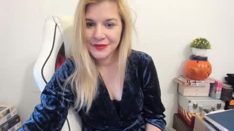 Snapshot of artsyandcraftsy_ chatting on 02.21.25 MIA online show from 02.21.25