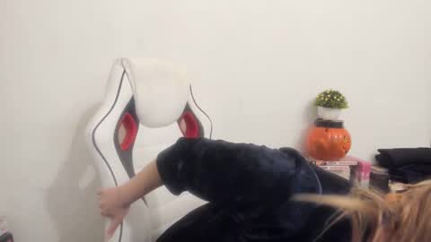 Snapshot of artsyandcraftsy_ chatting on 02.21.25 MIA online show from 02.21.25