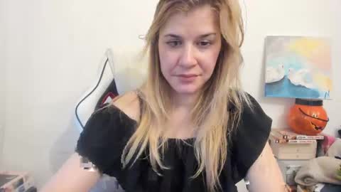Snapshot of artsyandcraftsy_ chatting on 02.26.25 MIA online show from 02.26.25