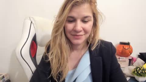Snapshot of artsyandcraftsy_ chatting on 03.01.25 MIA online show from 03.01.25