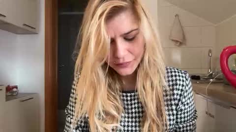 Snapshot of artsyandcraftsy_ chatting on 01.17.26 MIA online show from 01.17.26