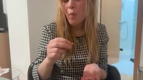 Snapshot of artsyandcraftsy_ chatting on 01.17.26 MIA online show from 01.17.26