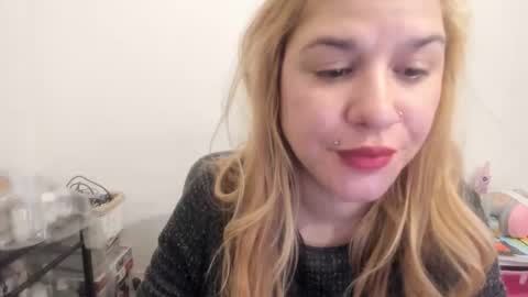 Snapshot of artsyandcraftsy_ chatting on 02.01.26 MIA online show from 02.01.26