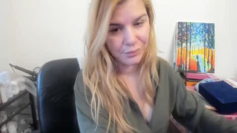 Snapshot of artsyandcraftsy_ chatting on 02.09.26 MIA online show from 02.09.26