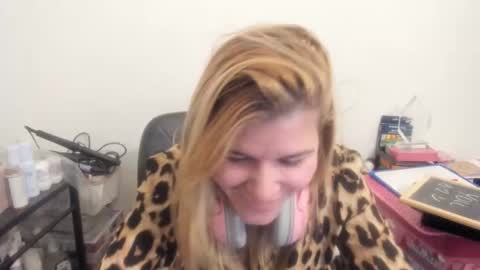 Snapshot of artsyandcraftsy_ chatting on 02.12.26 MIA online show from 02.12.26