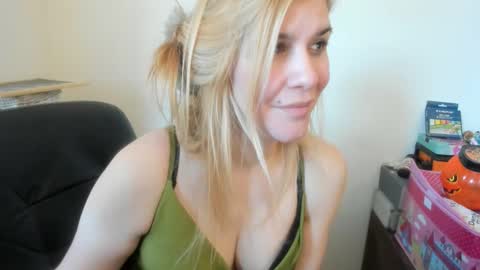 Snapshot of artsyandcraftsy_ chatting on 03.01.26 MIA online show from 03.01.26