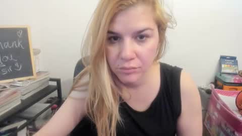 Snapshot of artsyandcraftsy_ chatting on 03.08.26 MIA online show from 03.08.26