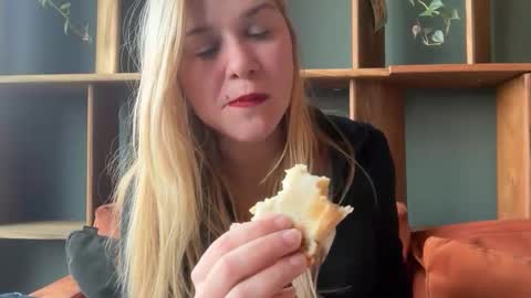 Snapshot of artsyandcraftsy_ chatting on 03.09.26 MIA online show from 03.09.26