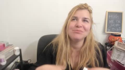 Snapshot of artsyandcraftsy_ chatting on 03.19.26 MIA online show from 03.19.26