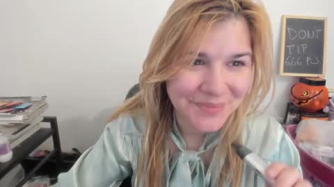 Snapshot of artsyandcraftsy_ chatting on 03.28.26 MIA online show from 03.28.26