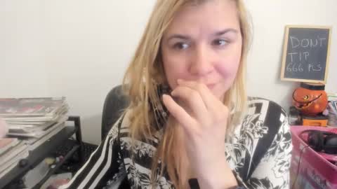 Snapshot of artsyandcraftsy_ chatting on 03.29.26 MIA online show from 03.29.26