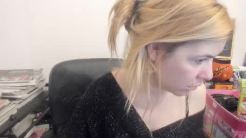 Snapshot of artsyandcraftsy_ chatting on 03.31.26 MIA online show from 03.31.26