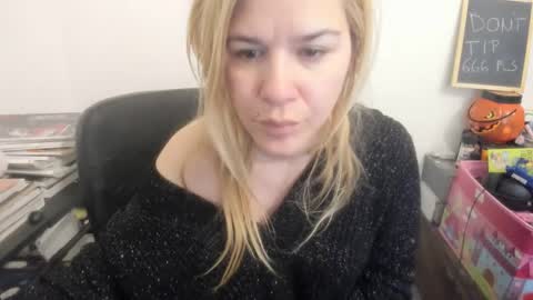 Snapshot of artsyandcraftsy_ chatting on 04.01.26 MIA online show from 04.01.26