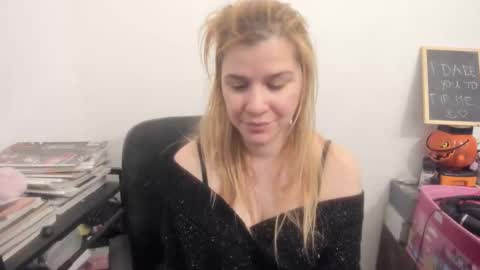 Snapshot of artsyandcraftsy_ chatting on 04.01.26 MIA online show from 04.01.26