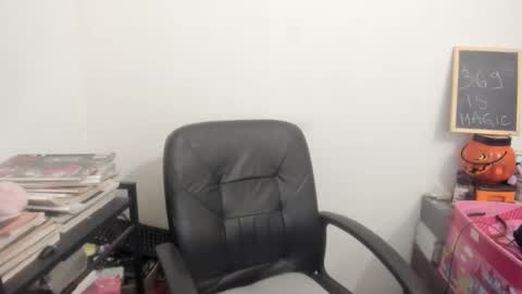 Snapshot of artsyandcraftsy_ chatting on 04.02.26 MIA online show from 04.02.26