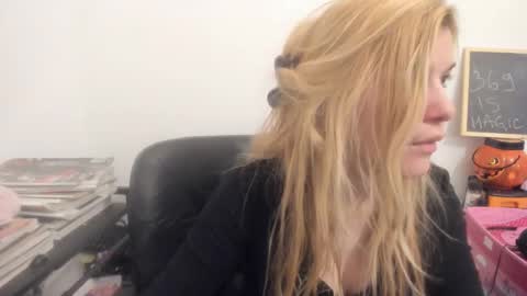 Snapshot of artsyandcraftsy_ chatting on 04.03.26 MIA online show from 04.03.26