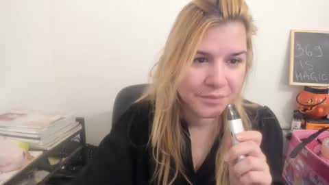 Snapshot of artsyandcraftsy_ chatting on 04.04.26 MIA online show from 04.04.26