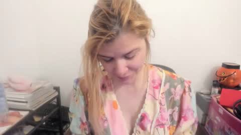 Snapshot of artsyandcraftsy_ chatting on 04.05.26 MIA online show from 04.05.26