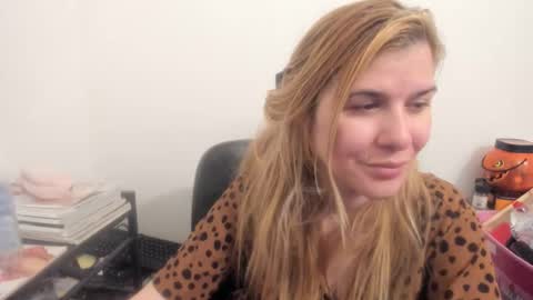 Snapshot of artsyandcraftsy_ chatting on 04.05.26 MIA online show from 04.05.26