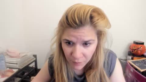 Snapshot of artsyandcraftsy_ chatting on 04.06.26 MIA online show from 04.06.26