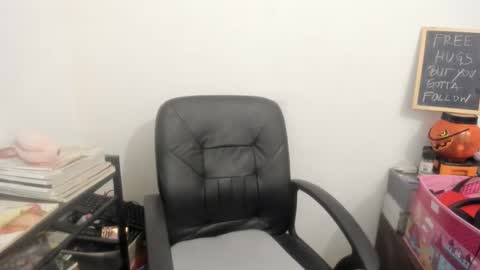 Snapshot of artsyandcraftsy_ chatting on 04.08.26 MIA online show from 04.08.26