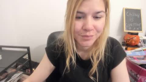 Snapshot of artsyandcraftsy_ chatting on 04.09.26 MIA online show from 04.09.26