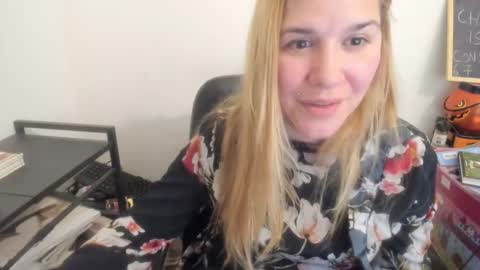 Snapshot of artsyandcraftsy_ chatting on 04.10.26 MIA online show from 04.10.26