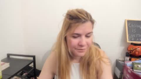 Snapshot of artsyandcraftsy_ chatting on 04.11.26 MIA online show from 04.11.26