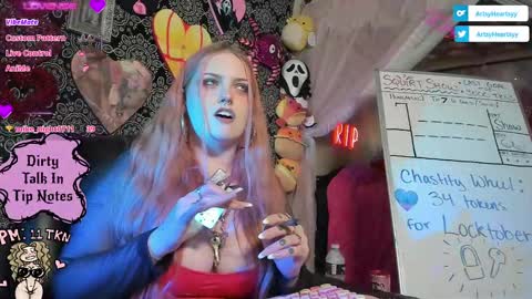 Snapshot of artsyheartsyy chatting on 10.09.25 ArtsyHeartsyy online show from 10.09.25