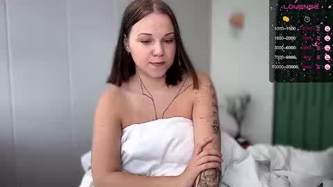 Arya brunett and Cassie blond online show from 10.17.25