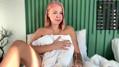 Arya brunett and Cassie blond online show from 12.14.25