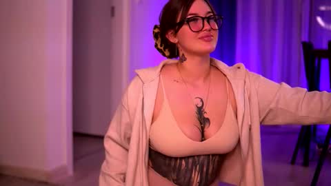 Snapshot of aryadeluna chatting on 10.23.25 Lunaa  online show from 10.23.25