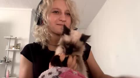 Snapshot of ashelyparcell chatting on 11.28.25 July online show from 11.28.25