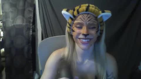 Snapshot of ashleewolfx chatting on 10.27.25 Ashlee Wolf online show from 10.27.25