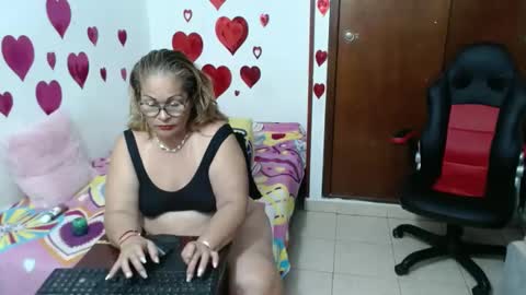 ashley pink11 online show from 01.28.25