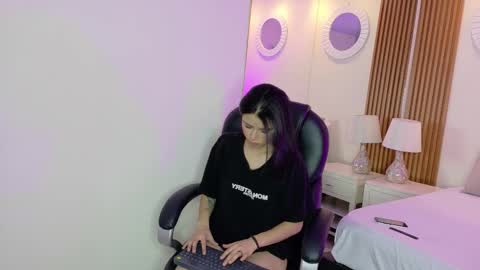 Snapshot of ashleyginger_ chatting on 10.19.25 Ashley  online show from 10.19.25