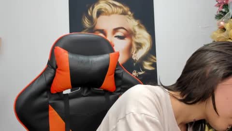 Snapshot of ashleytravis_ chatting on 12.24.24    online show from 12.24.24