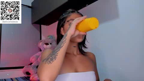 Snapshot of ashleytravis_ chatting on 01.22.25    online show from 01.22.25