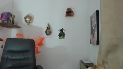 Sarah .3   hello guys .im love online show from 10.10.25