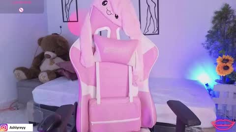 Snapshot of ashlyrey_1 chatting on 10.18.25 Ashly online show from 10.18.25