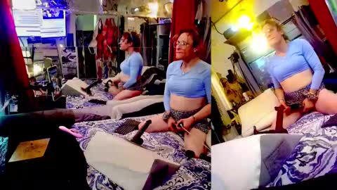 Snapshot of ashmomo chatting on 12.17.24 ashmomo online show from 12.17.24