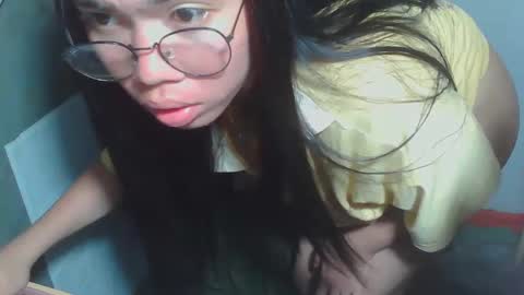 Snapshot of asian_rhean chatting on 03.04.25 Rhean online show from 03.04.25