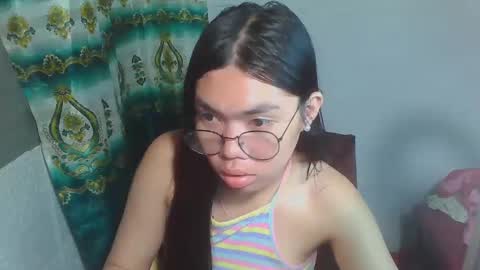 Snapshot of asian_rhean chatting on 03.09.25 Rhean online show from 03.09.25