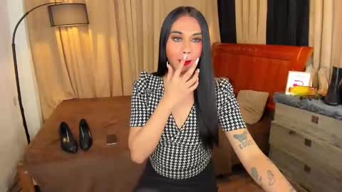 Snapshot of asianhugecockjulia1 chatting on 12.17.24 JULIA online show from 12.17.24