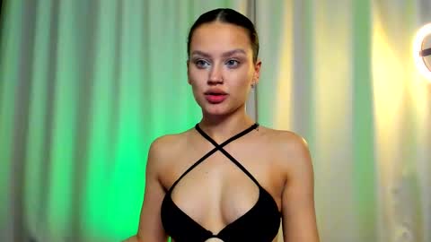 Snapshot of asstetika chatting on 10.25.25 My name is Kiki  Help me with thumbps up please   online show from 10.25.25