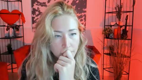 Snapshot of astramonroe chatting on 09.09.25 astramonroe online show from 09.09.25