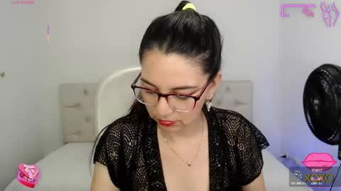 Snapshot of astrolover_ chatting on 10.11.25 camila  online show from 10.11.25