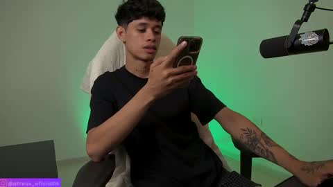 Snapshot of atreus_oficial chatting on 11.16.25 Atreus online show from 11.16.25